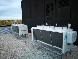 Projekt: Kaltwassererzeugung für eine Maschinenkühlung<br>Foto: Verflüssiger für die o.g. Kaltwassersätze