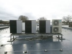 Projekt: Klimatisierung einer Arztpraxis<br>Foto: Klima-Außeneinheiten auf dem Dach, platziert auf einer Aufstellkonstruktion