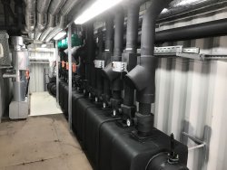 Projekt: 2 mW Kälteerzeugung für eine Lackierhalle <br>Foto: Verteilerbalken für Kälte- und Heizungstechnik in einem 40