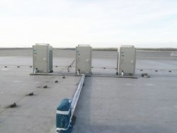 Projekt: Klimatisierung eines Deckenhohlraumes<br>Foto: Klima-Außeneinheiten auf dem Dach