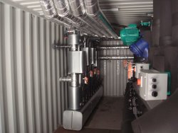 Projekt: 2 mW Kälteerzeugung für eine Lackierhalle<br>Foto: Verteilerbalken für Kälte- und Heizungstechnik in einem 40