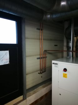 Projekt: Kaltwassererzeugung für eine Maschinenkühlung<br>Foto: Kaltwassersatz Verrohrung