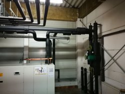 Projekt: Kaltwassererzeugung für eine Maschinenkühlung<br>Foto: Kaltwassersatz Verrohrung - isoliert