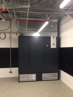 Projekt: Kühlung eines Serverraumes mit Präzisionsklimatechnik<br>Foto: Klimaschrank im Serverraum