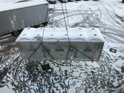 Projekt: Kaltwassererzeugung für die Klimatisierung einer Produktionshalle<br>Foto: Einbringung des Kaltwassersatzes auf das Dach