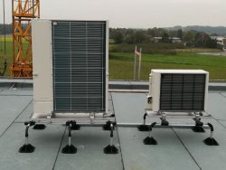 Projekt: Klimatisierung von Büroräumen<br>Foto: Klima-Außeneinheiten auf Big-Foot-Konsolen auf dem Flachdach
