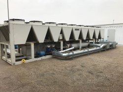 Projekt: 2 mW Kälteerzeugung für eine Lackierhalle<br>Foto: Kaltwassersatz inkl. Verrohrung in Blechmantel