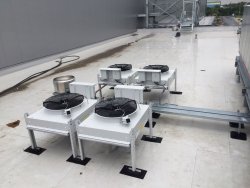 Projekt: Kühlung eines Serverraumes mit Präzisionsklimatechnik<br>Foto: Verflüssiger auf dem Dach