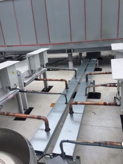 Projekt: Kühlung eines Serverraumes mit Präzisionsklimatechnik<br>Foto: Verflüssiger auf dem Dach mit Verrohrung
