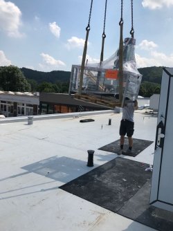 Projekt: Verbundkälteanlage für eine Kantine mit 5 Kühlräumen und 14 Kühlstellen<br>Foto: Einbringung der Verbundkälteanlage in die Technikzentrale auf das Dach