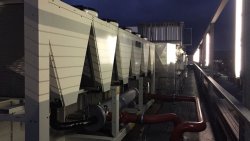 Projekt: Kaltwassererzeugung für die Klimatisierung einer Produktionshalle<br>Foto: Fertige Montage auf dem Dach